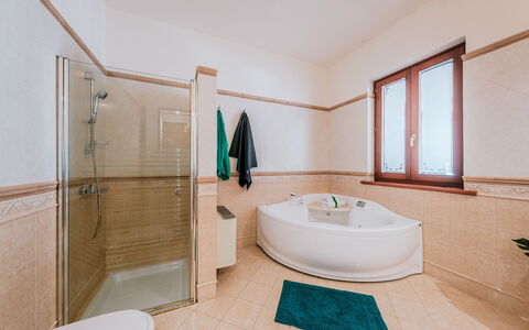 Villa Demal 8+2: Flooring, Interior Design, Armatur, Fussboden, Decke, Badezimmer, Zapfhahn, Installation, Zimmer, Zuhause