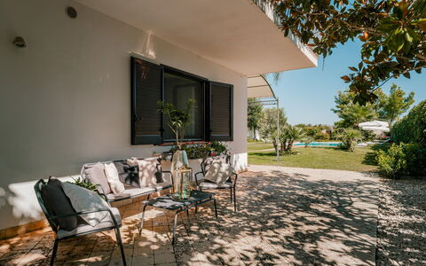 Villa Demal 8+2: Gartenmöbel, Möbel, Schatten, Stuhl, Garten, Landscaping, Tisch Im Freien, Hinterhof, Garten, Rasen