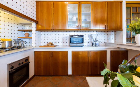 Villa Desiderio 9: Küche, Countertop, Küchengerät, Cabinetry, Interior Design, Major Appliance, Flooring, Holz, Möbel, Beleuchtung