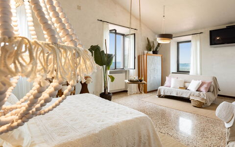 Villa Desiderio 9: Schlafzimmer, Interior Design, Bett, Möbel, Textil, Bedding, Beleuchtung, Bettdecke, Linens, Flooring
