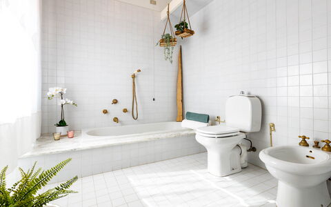 Villa Desiderio 9: Badezimmer, Armatur, Toilette, Toilleten Sitz, Installation, Zapfhahn, Flooring, Interior Design, Sinken, Fliese