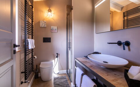 Cottage Violapo 6+2: Interior Design, Armatur, Wand, Badezimmer, Flooring, Fussboden, Holz, Möbel, Zapfhahn, Zimmer