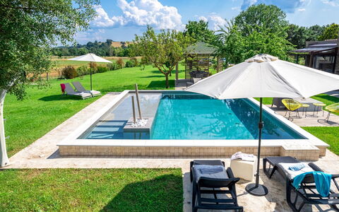 Cottage Violapo 6+2: Schwimmbad, Gartenmöbel, Regenschirm, Resort, Möbel, Freizeit, Sonnenliege, Verbundwerkstoff, Stuhl, Eco Hotel
