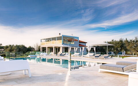 La Perla tra Gli Ulivi 12: Schwimmbad, Verbundwerkstoff, Resort, Gartenmöbel, Schatten, Estate, Villa, Design, Stuhl, Outdoor Struktur
