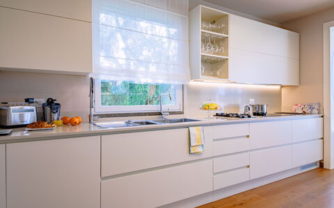 La Perla tra Gli Ulivi 12: Küche, Interior Design, Countertop, Holz, Cabinetry, Küchengerät, Möbel, Flooring, Zuhause, Beleuchtung