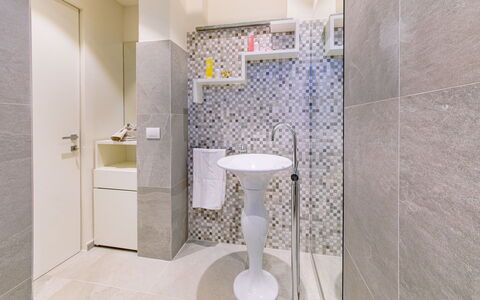 La Perla tra Gli Ulivi 12: Wand, Flooring, Interior Design, Fussboden, Armatur, Fliese, Badezimmer, Toilette, Verbundwerkstoff, Installation