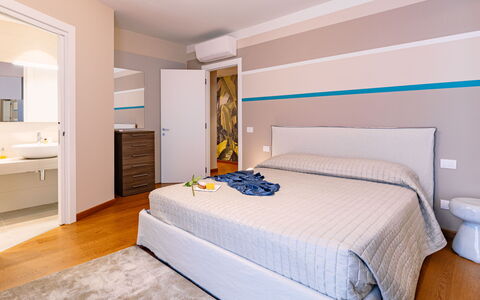 La Perla tra Gli Ulivi 12: Interior Design, Schlafzimmer, Flooring, Fussboden, Möbel, Bett, Decke, Zimmer, Bettdecke, Zuhause