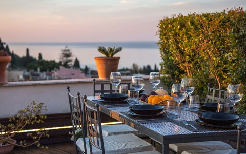Attico Giafari 6: Möbel, Tabelle, Stuhl, Meer, Gartenmöbel, Küche & Esszimmer Tisch, Schatten, Blumentopf, Tisch Im Freien, Ozean