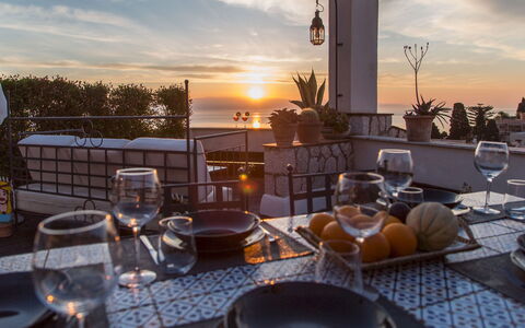 Attico Giafari 6: Dämmerung, Balkon, Tisch Im Freien, Abend, Stuhl, Gartenmöbel, Blumentopf, Sonnenuntergang, Restaurant, Küche & Esszimmer Tisch