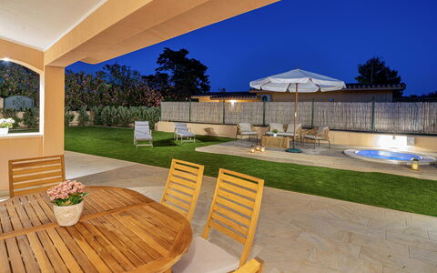 Villa Gea 8: Flooring, Zuhause, Garten, Schatten, Gartenmöbel, Resort, Schwimmbad, Estate, Landscaping, Hinterhof