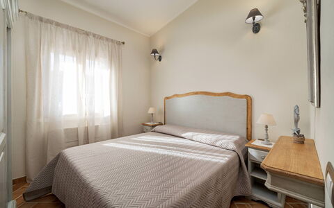 Villa Gea 8: Bett, Möbel, Schlafzimmer, Wand, Bettdecke, Interior Design, Bedding, Linens, Zimmer, Decke