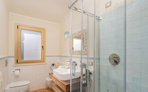 Villa Gea 8: Badezimmer, Armatur, Flooring, Interior Design, Wand, Fussboden, Bad Sink, Zapfhahn, Sinken, Installation