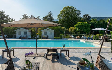 Villa Barchessa Panigai 8: Schwimmbad, Regenschirm, Gartenmöbel, Resort, Freizeit, Erholung, Sonnenliege, Schatten, Stuhl, Eco Hotel
