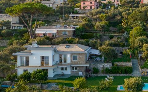 Villa Scirocco 10+2: Gebäude, Wohngebiet, Haus, Zuhause, Dach, Nachbarschaft, Estate, Menschliche Siedlung, Ländliches Gebiet, Vorort