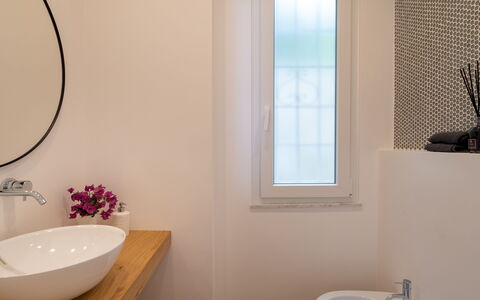 Villa Scirocco 10+2: Badezimmer, Interior Design, Armatur, Wand, Flooring, Bad Sink, Spiegel, Fussboden, Sinken, Zapfhahn