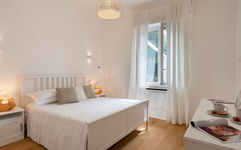 Villa Scirocco 10+2: Möbel, Bett, Interior Design, Schlafzimmer, Wand, Bedding, Flooring, Bettdecke, Holz, Fussboden