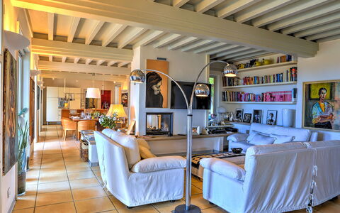 Villa le Cave 12: Möbel, Interior Design, Holz, Flooring, Couch, Decke, Stuhl, Fussboden, Tabelle, Wohnzimmer