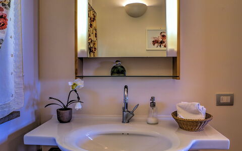 Villa le Cave 12: Bad Sink, Spiegel, Sinken, Armatur, Interior Design, Badezimmer, Zapfhahn, Installation, Beleuchtung, Zimmer