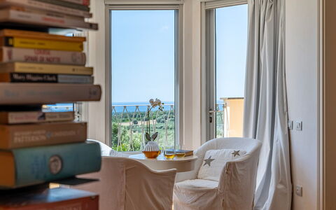 Villa le Cave 12: Möbel, Interior Design, Zimmer, Fussboden, Beleuchtung, Zuhause, Stuhl, Meer, Fensterbehandlung, Wohnung