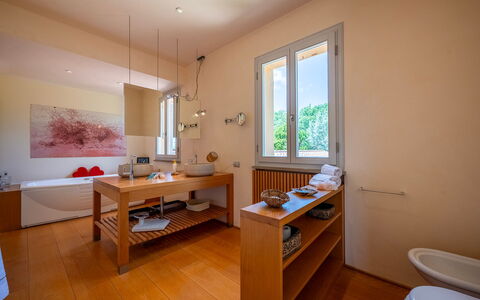 Villa le Cave 12: Flooring, Fussboden, Interior Design, Wand, Armatur, Holz, Badezimmer, Bad Sink, Zapfhahn, Sinken