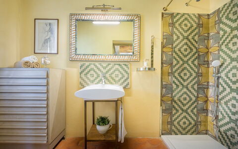Villa Zaca 6: Wand, Interior Design, Flooring, Gelb, Fussboden, Decke, Fliese, Badezimmer, Armatur, Zimmer
