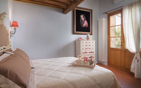 Villa Zaca 6: Möbel, Bett, Schlafzimmer, Interior Design, Bettdecke, Holz, Bedding, Linens, Flooring, Fussboden