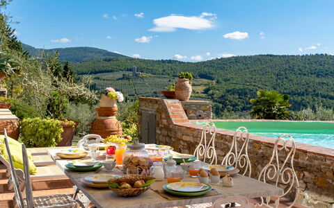 Torre al Poggio 8: Möbel, Tabelle, Stuhl, Küche & Esszimmer Tisch, Gartenmöbel, Tisch Im Freien, Blumentopf, Tischdecke, Garten, Zimmerpflanze