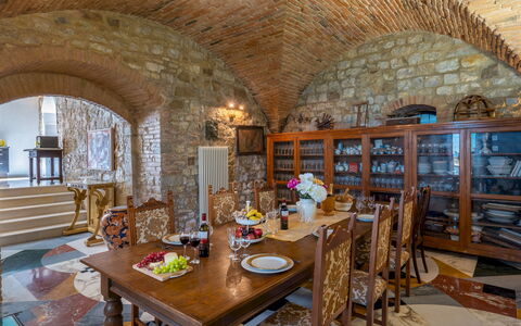 Torre al Poggio 8: Möbel, Interior Design, Flooring, Fussboden, Tabelle, Decke, Stuhl, Beleuchtung, Esszimmer, Küche & Esszimmer Tisch
