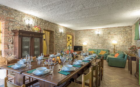 Podere San Ansano 14+2: Möbel, Wand, Tabelle, Stuhl, Interior Design, Esszimmer, Küche & Esszimmer Tisch, Flooring, Decke, Beleuchtung