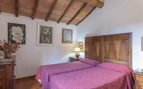 Podere San Ansano 14+2: Möbel, Flooring, Blumentopf, Schlafzimmer, Bettrahmen, Zimmer, Bett, Zimmerpflanze, Bedding, Linens