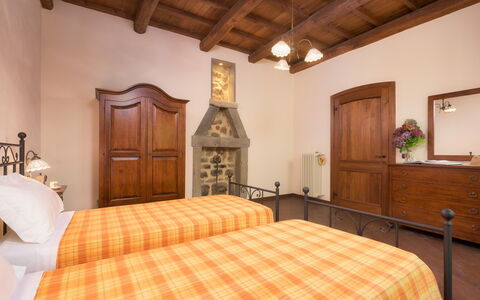 Casale del Castagneto 8: Möbel, Interior Design, Wand, Holz, Decke, Schlafzimmer, Flooring, Bett, Fussboden, Zimmer