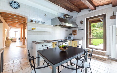 Villa Casanostra 12: Möbel, Interior Design, Flooring, Küche, Holz, Countertop, Fussboden, Decke, Zuhause, Zimmer