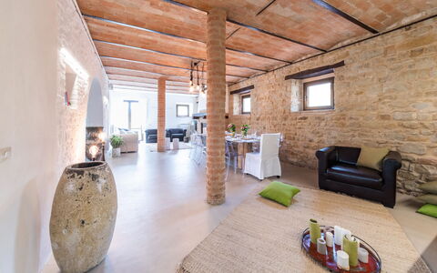 Villa Casanostra 12: Wand, Möbel, Interior Design, Decke, Flooring, Zimmer, Fussboden, Stuhl, Wohnzimmer, Strahl