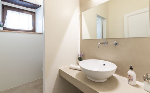 Villa Casanostra 12: Badezimmer, Interior Design, Armatur, Flooring, Wand, Bad Sink, Fussboden, Spiegel, Sinken, Zapfhahn