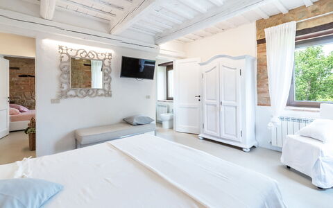 Villa Casanostra 12: Möbel, Schlafzimmer, Bett, Zuhause, Bedding, Interior Design, Bettdecke, Wohnung, Linens, Bettrahmen