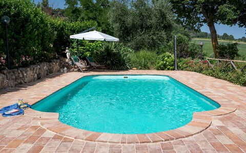 Villa Casanostra 12: Schwimmbad, Verbundwerkstoff, Gartenmöbel, Resort, Flagstone, Fliese, Water Feature, Eco Hotel, Hinterhof, Ferienort