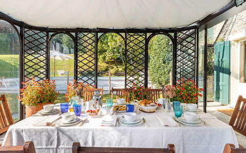 Villa la Dolce 8: Möbel, Tabelle, Stuhl, Interior Design, Küche & Esszimmer Tisch, Esszimmer, Tischdecke, Restaurant, Zimmer, Tisch Im Freien