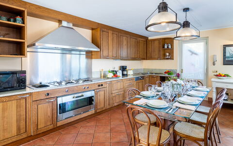 Villa la Dolce 8: Küche, Möbel, Interior Design, Countertop, Flooring, Cabinetry, Küchengerät, Holz, Decke, Major Appliance
