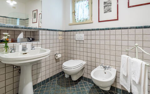 Villa la Dolce 8: Armatur, Badezimmer, Flooring, Bad Sink, Interior Design, Fussboden, Sinken, Zapfhahn, Installation, Toilleten Sitz