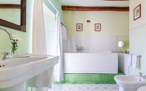 Villa Rivetta 6+2: Interior Design, Badezimmer, Armatur, Flooring, Fussboden, Badewanne, Installation, Zapfhahn, Fliese, Sinken