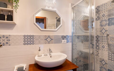 Villa Beltramonto 14: Flooring, Fussboden, Interior Design, Fliese, Badezimmer, Armatur, Zimmer, Decke, Installation