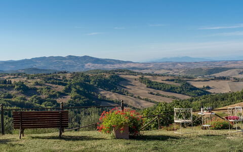 Villa Beltramonto 14: Himmel, Bergforms, Hügel, Berg, Horizont, Landschaft, Hochland, Ökoregion, Bergstation, Gebirge