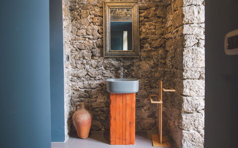 Torre Pirandello 6: Wand, Armatur, Steinwand, Zapfhahn, Installation, Badezimmer, Backstein, Holzbeize, Natürliches Material, Hartholz
