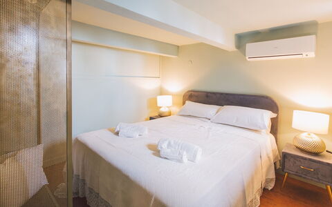 Torre Pirandello 6: Bett, Schlafzimmer, Interior Design, Fussboden, Bedding, Bettdecke, Flooring, Holz, Möbel, Zimmer