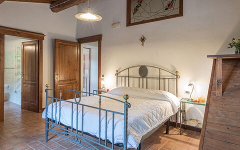 Casa Largnano 6+2: Möbel, Interior Design, Wand, Holz, Decke, Flooring, Bett, Schlafzimmer, Fussboden, Zimmer