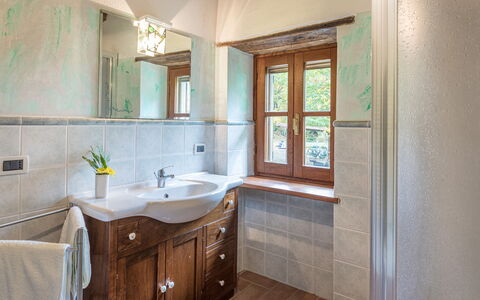 Casa Largnano 6+2: Interior Design, Armatur, Flooring, Bad Sink, Holz, Badezimmer, Zapfhahn, Fussboden, Sinken, Badezimmerschrank