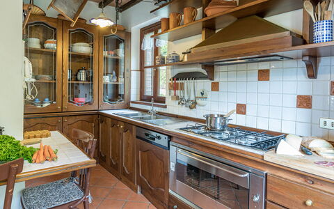 Villa Paola 6: Küche, Countertop, Interior Design, Cabinetry, Möbel, Holz, Küchengerät, Flooring, Major Appliance, Decke