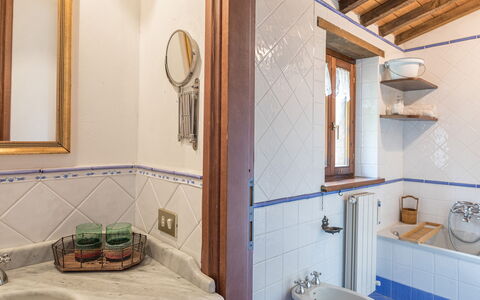 Villa Paola 6: Armatur, Interior Design, Flooring, Zapfhahn, Installation, Sinken, Bad Sink, Fussboden, Badezimmer, Zuhause