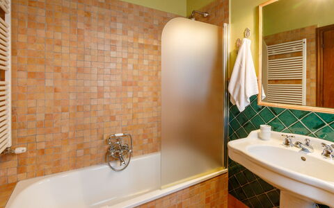 La Tana del Ghiro 18: Badezimmer, Badewanne, Armatur, Flooring, Interior Design, Fussboden, Zapfhahn, Installation, Bad Sink, Fliese