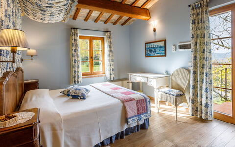 La Tana del Ghiro 18: Möbel, Interior Design, Zuhause, Linens, Tabelle, Stuhl, Zimmer, Decke, Schlafzimmer, Bett